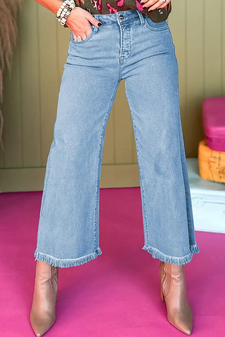 Jean à taille haute en denim rose effiloché à jambes larges, en délavage clair, avec des jambes larges et des ourlets effilochés
