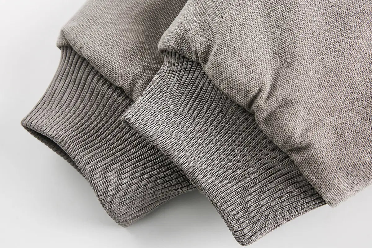 Puños acanalados de punto gris, en un abrigo acolchado de invierno de algodón con forro de piel sintética para hombre y mujer