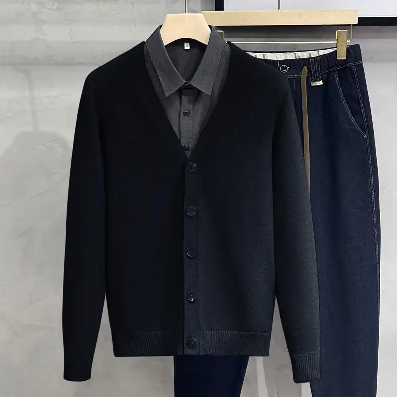 Herren-Strick-V-Neck-Cardigan-Sweater-Mantel in schwarzem Strick mit dezentem geripptem Strukturmuster und passender, dunkelgrauer Knopfleiste.