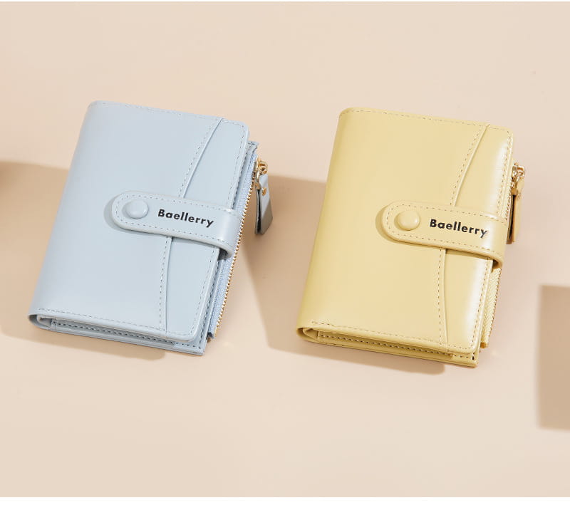 Una cartera de mujer Baellerry minimalista y elegante, hecha de cuero PU en azul pastel y amarillo, con cierre mediante cremallera y correa con marca.