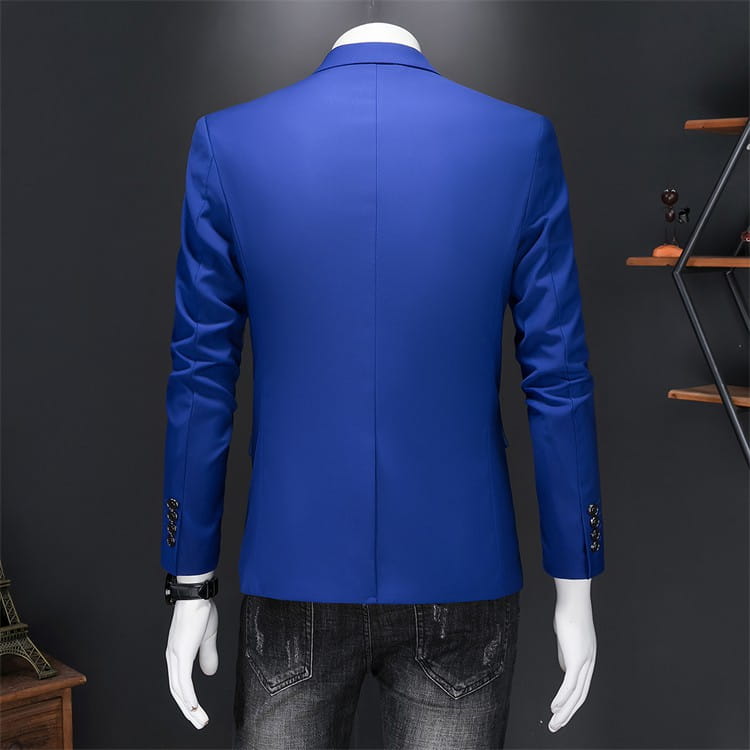Chaqueta de vestir empresarial de pana azul real con ajuste slim, diseño a medida vibrante, acabado satinado elegante y detalles discretos de botones en los puños.