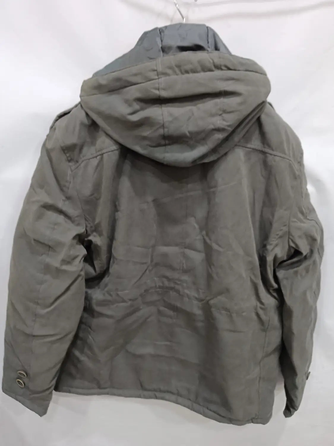 Chaqueta de invierno acolchada con forro polar para tallas grandes en color gris, con diseño acolchado, capucha y puños con botones para mayor abrigo.