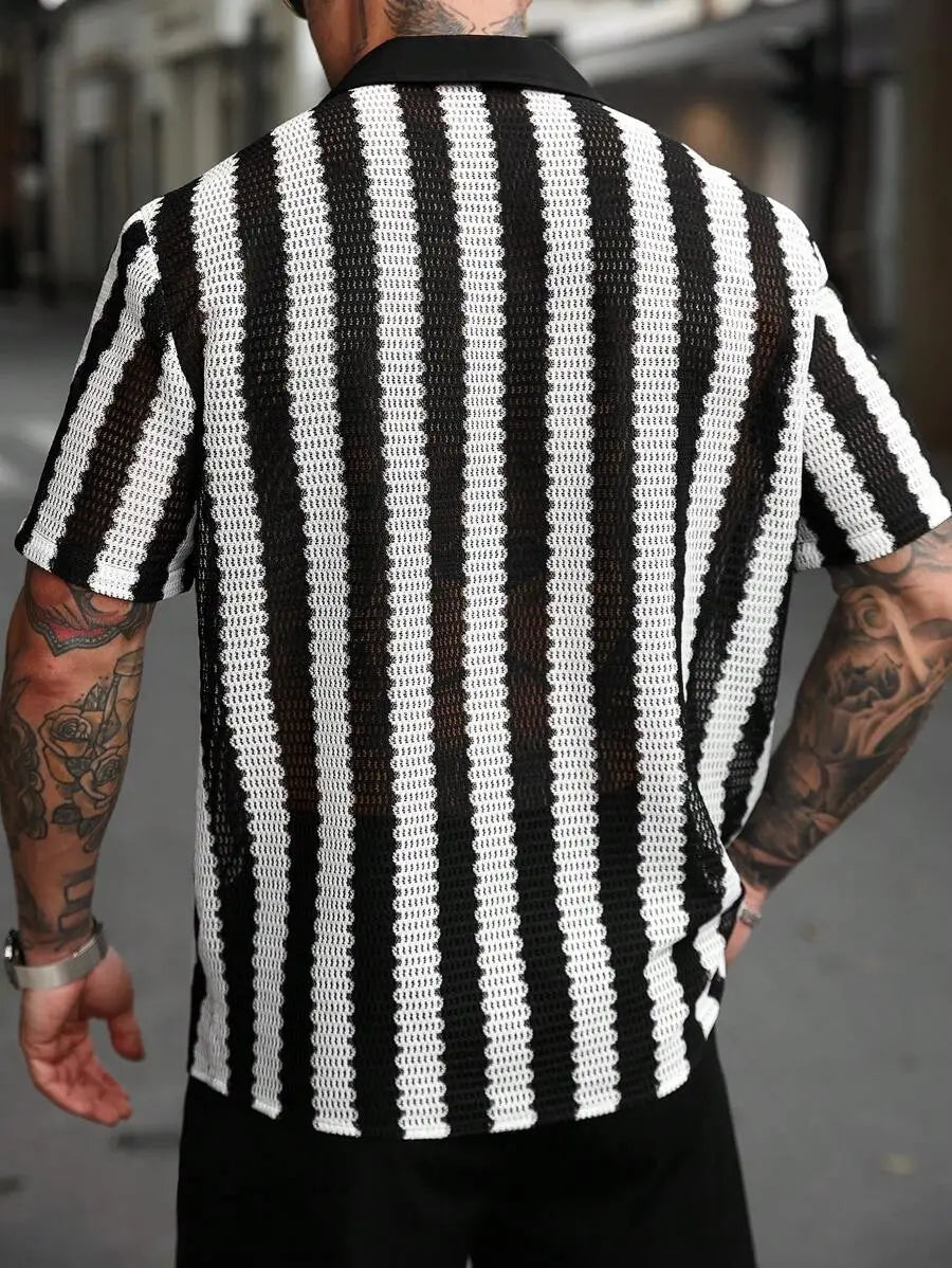 Chemise à manches courtes en maille à rayures verticales noires et blanches, avec col, pour un port décontracté.