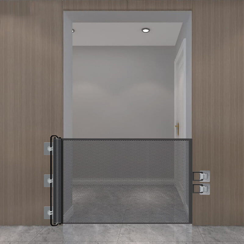 Portillon de sécurité rétractable en métal noir perforé, au design moderne épuré, pour animaux de compagnie et tout-petits.