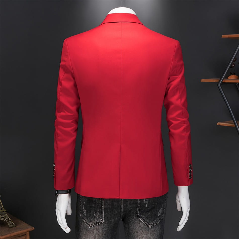 Chaqueta de vestir empresarial de pana roja vibrante con ajuste slim, con corte moderno a medida y detalles discretos de botones negros en los puños.