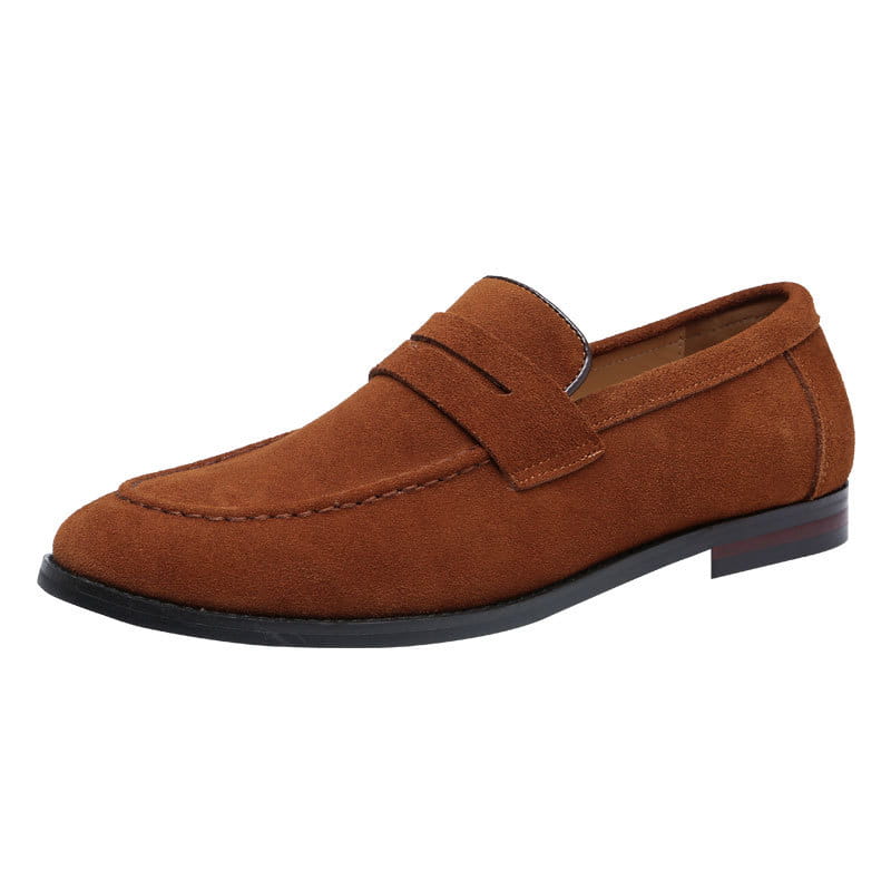 Mocassins penny en daim pour hommes, décontractés, en cuir, à enfiler facile, en marron, dotés d’un design classique de bride penny et d’une semelle en caoutchouc noire.