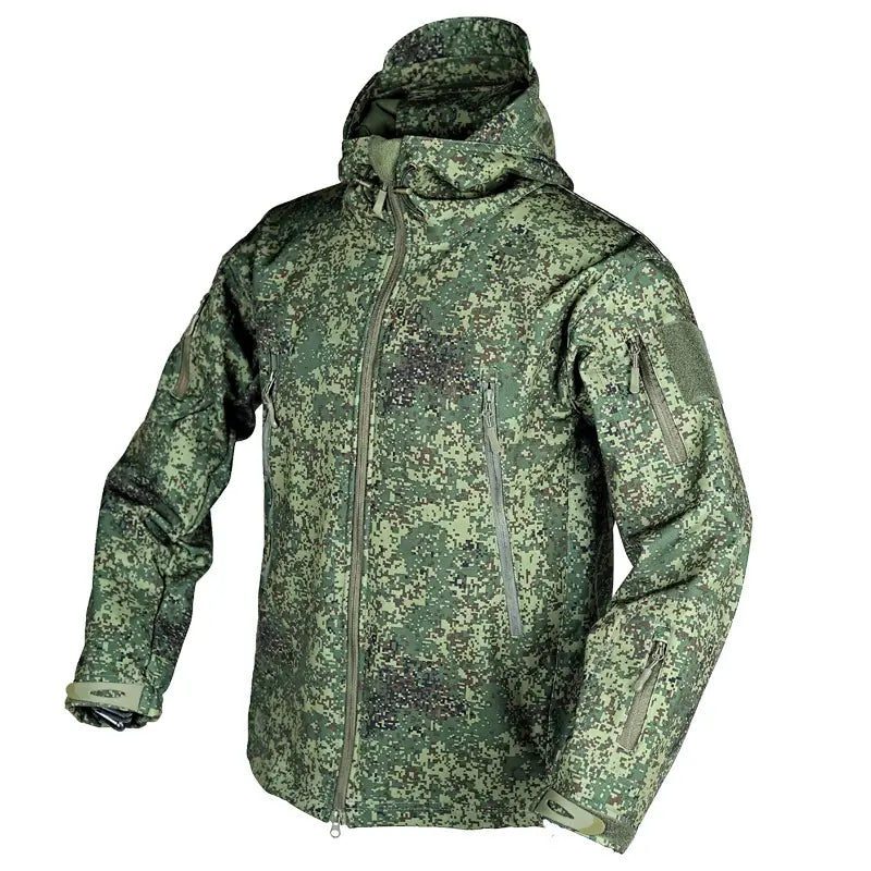 Une veste tactique softshell à capuche en camouflage numérique vert, avec plusieurs poches zippées et des poignets réglables.