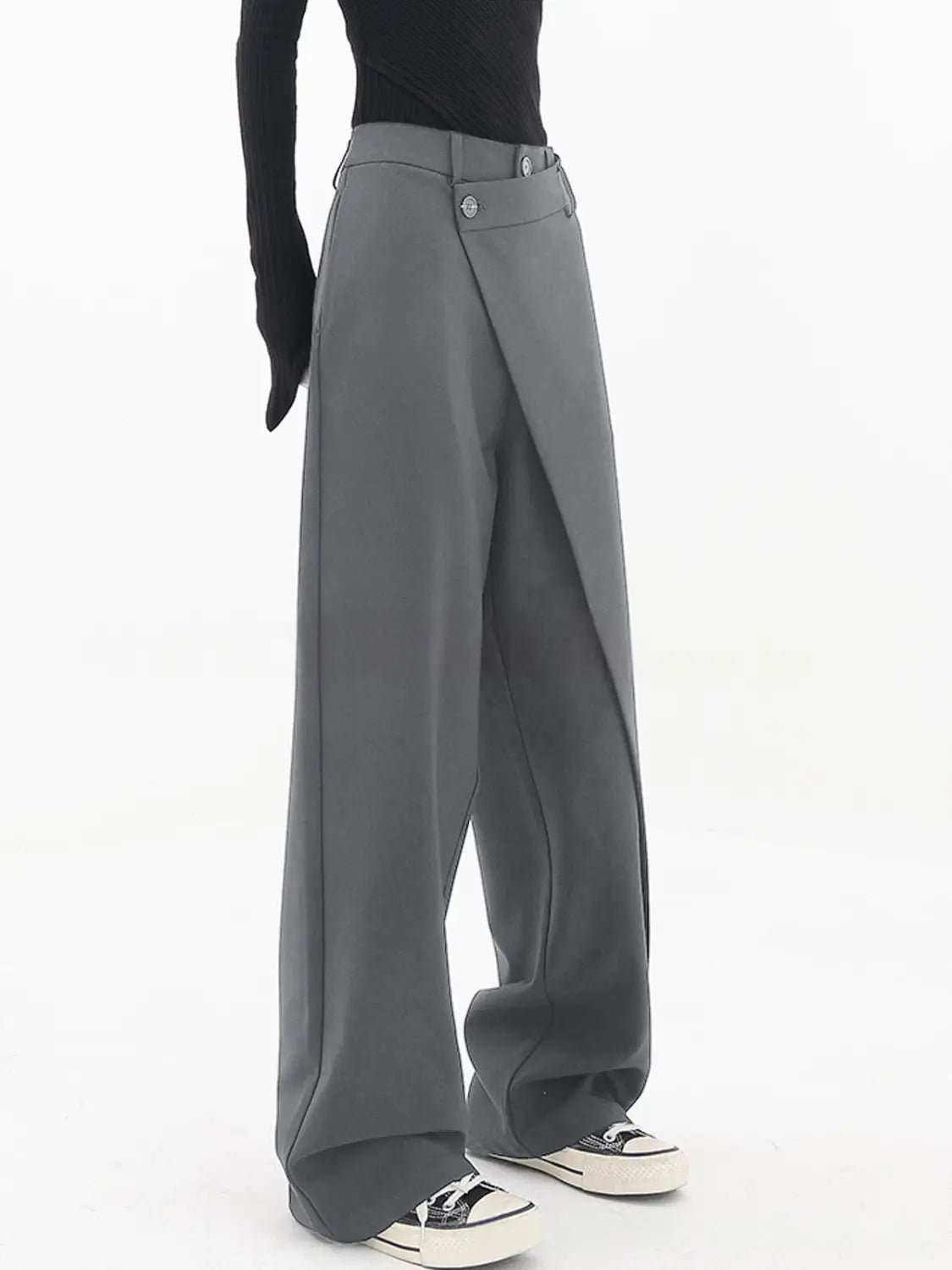 Graue Weitbein-Hosen mit modernem asymmetrischem Frontdesign und Akzenten mit Metallknöpfen.