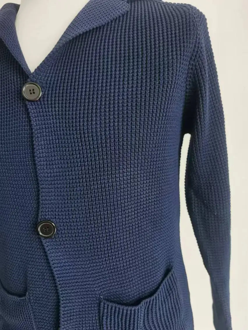Cardigan en maille côtelée bleu marine pour homme, en maille tricotée, avec col montant et boutons gris foncé.