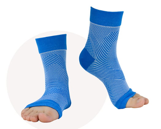 Chaussettes de compression de cheville de type manchon de maintien athlétique bleues, avec un motif géométrique et des poignets de cheville renforcés pour une meilleure stabilité et un meilleur maintien.