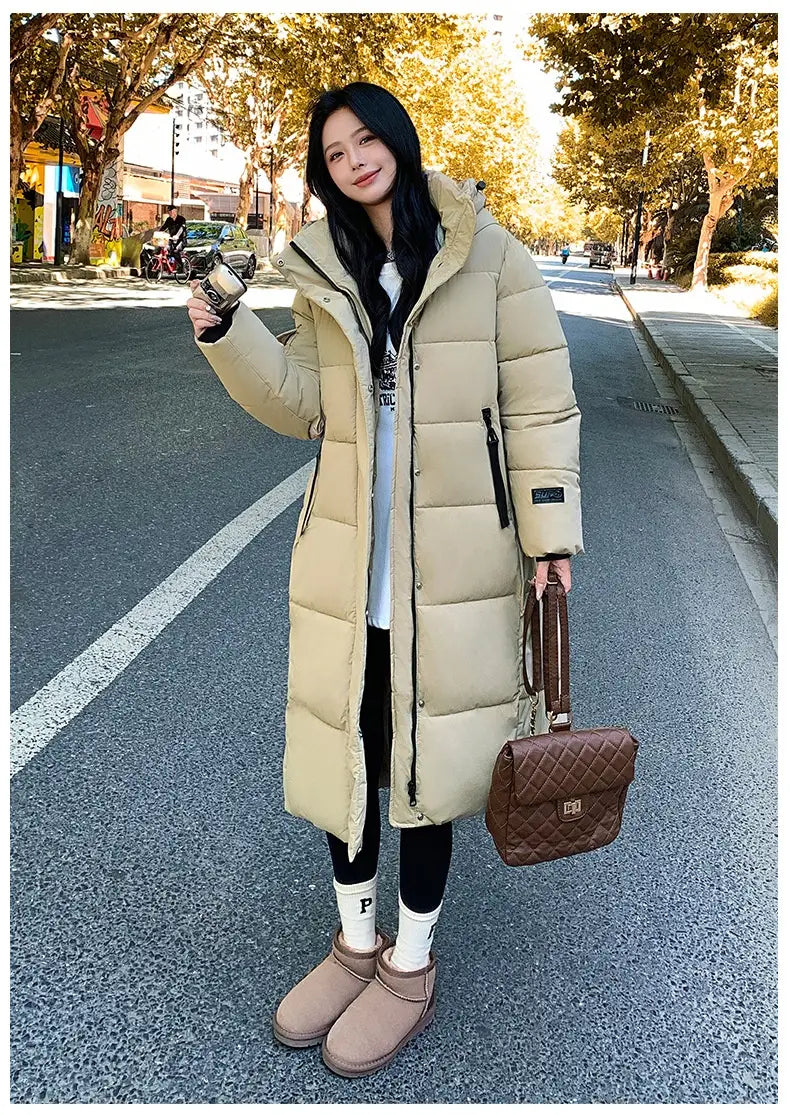 Beige koreanische gesteppte Pufferjacke mit Kapuze mit Steppdesign und warmem, isolierendem Material.