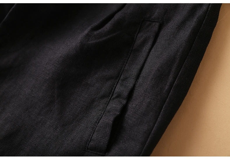 黒のリネン×コットン素材クロップドパンツ（3/4丈）。ハイウエスト、控えめな織り目のテクスチャー、整ったテーラードの縫い目を特徴とし、カジュアル用途に適する。