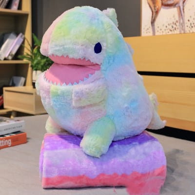 柔らかなファーのような触感とタイダイのグラデーション模様を備えた、ピンク色の内側の口が特徴の虹色のぬいぐるみ恐竜おもちゃ（60cm）。