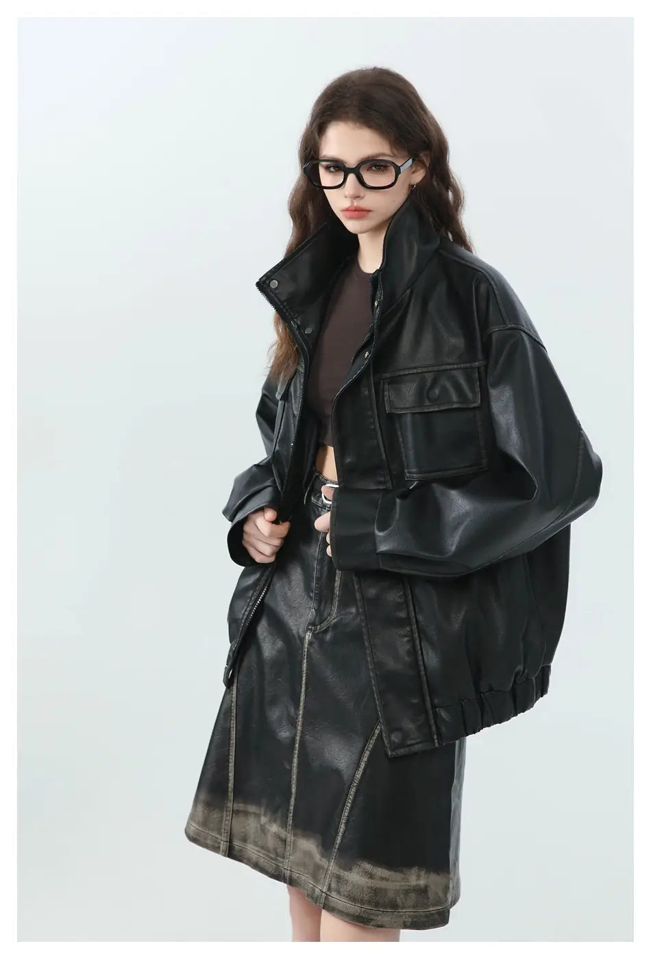 Schwarze Biker-Bomberjacke aus Kunstleder mit hohem Kragen und großen Utility-Vordertaschen für einen vielseitigen Look und Funktionalität.