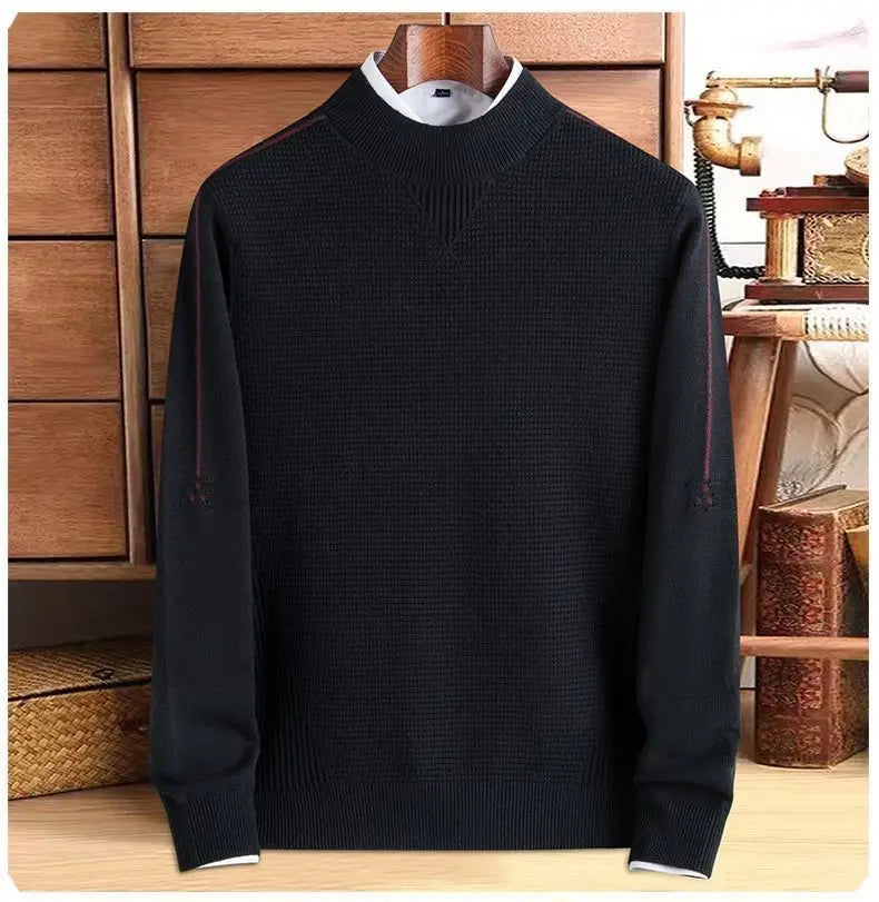 Herren-Pullover aus Strick mit Stehkragen in Schwarz mit dezentem roten Paspeln entlang der Ärmel und gerippten Bündchen aus einem strukturierten Strickmaterial