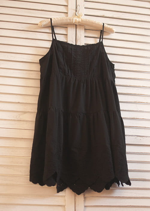 Schwarzes ärmelloses Kleid mit Volants (gestufter Rock) und zierlicher Lochstickerei entlang der Saumkante, das ein Design für ein weißes Spitzenkleid mit Volants (gestufter Rock) präsentiert.