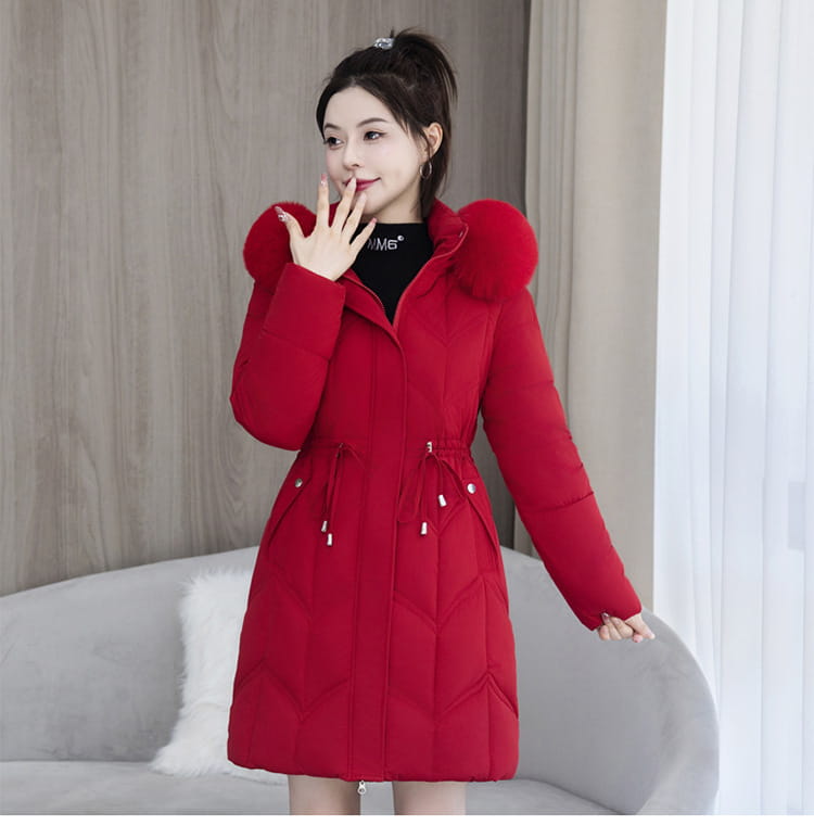 Eine leuchtend rote Pelzkragen-gesteppten Winterjacke aus Baumwolle mit einer kuscheligen, pelzgefütterten Kapuze und passendem Tunnelzug in der Taille für die Nutzung bei kaltem Wetter.