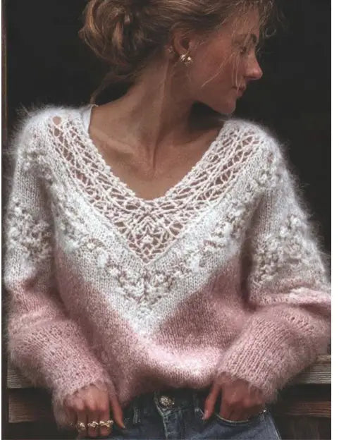 Un pull Halloween à col en V en maille duveteuse rose et blanc, dégradé doux, avec impression numérique 3D, pour femmes, présentant des détails de dentelle complexe autour du col en V.