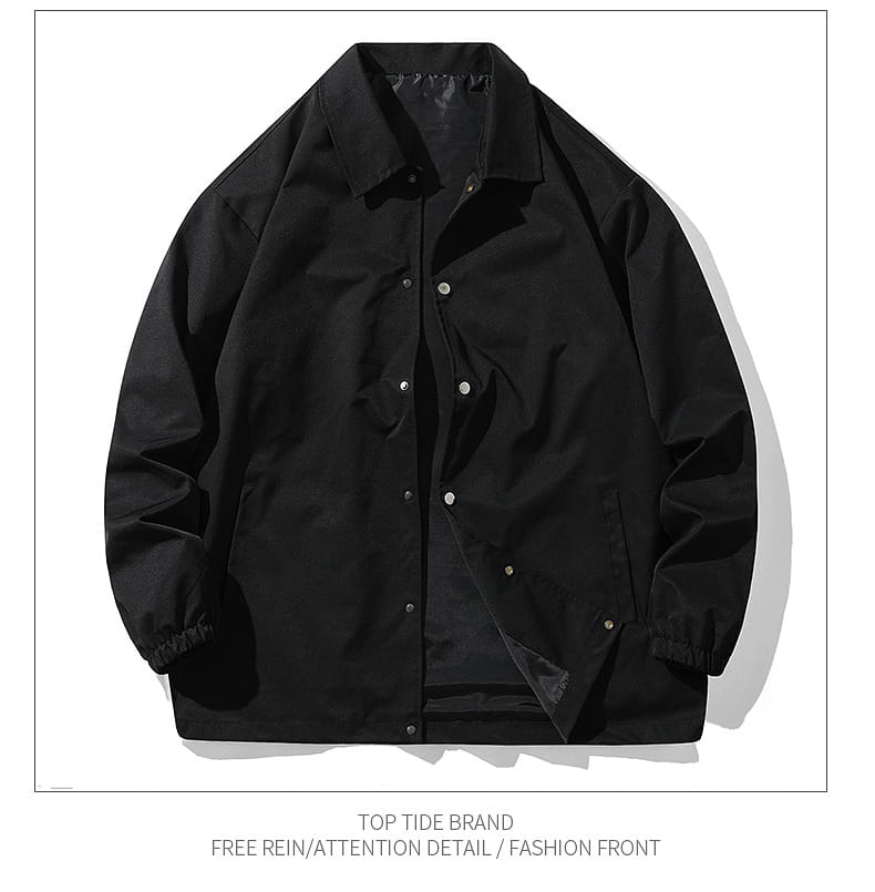 Herren-Japan-Casual-Loose-Coachjacke in Schwarz mit silbernen Knöpfen und elastischen Bündchen.