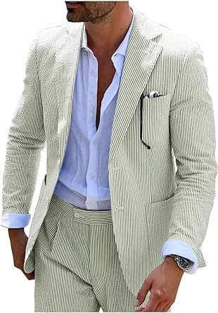 Traje de dos piezas ajustado tipo slim fit para hombre con rayas en pana, beige claro y blanco con rayas verticales, llevado sobre una camisa azul claro abotonada.