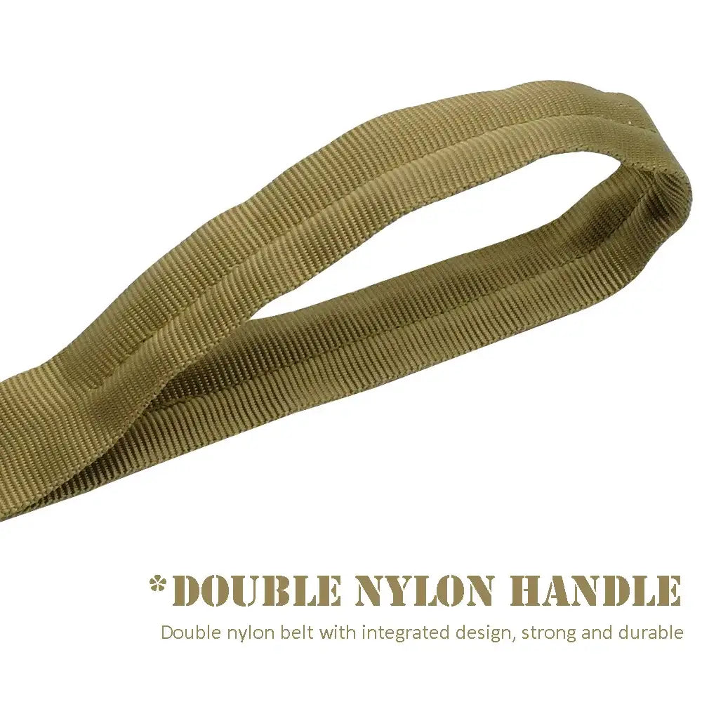 Laisse tactique en bungee élastique pour chien vert olive, dotée de doubles poignées en nylon avec une texture côtelée et des coutures renforcées.