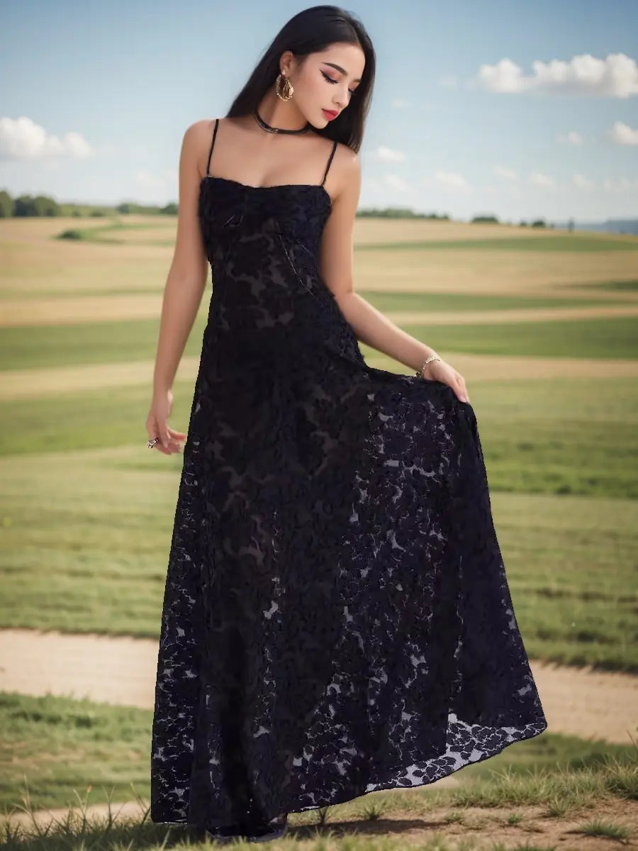 Une robe de soirée maxi sans dos en dentelle noire, présentant de délicats motifs floraux et de fines bretelles spaghetti.