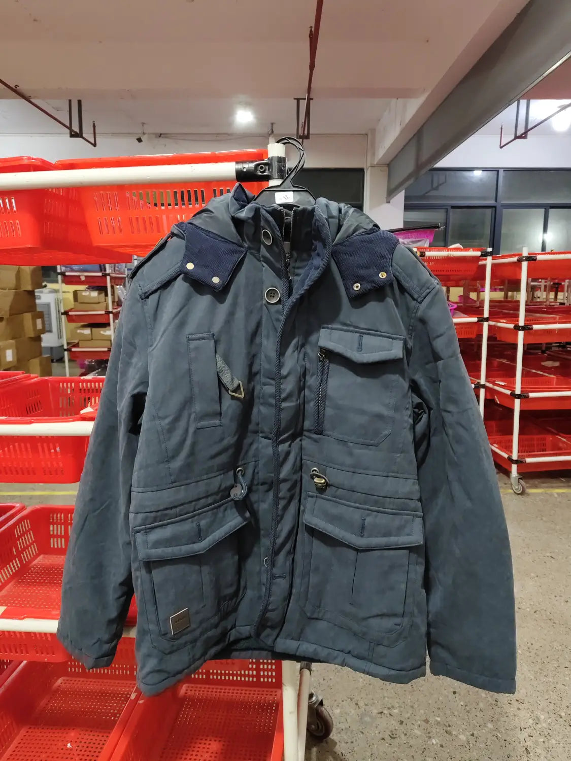 Chaqueta de invierno acolchada con forro polar para tallas grandes en azul marino oscuro, con forro polar, capucha, múltiples bolsillos frontales y detalles contrastantes en el cuello color azul marino.