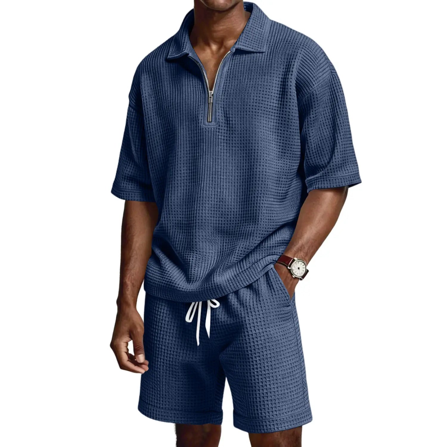 Ensemble short polo à demi-zip en maille nid d’abeilles bleu marine, comprenant un polo à manches courtes et un short assorti avec des cordons blancs.