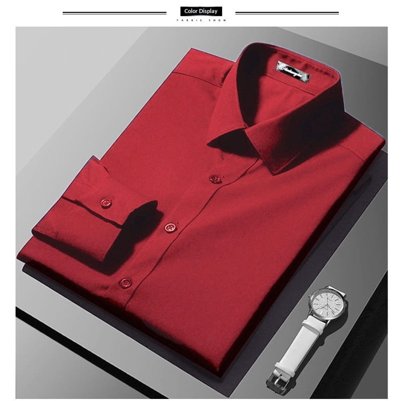 Ein crispes rotes Herren-Slim-Fit-Business-Hemd mit klassischem Kragen und geknöpften Manschetten, ordentlich auf einer modernen Oberfläche präsentiert.