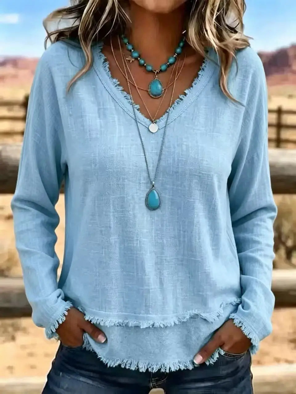 T-shirt décontracté pour femmes à manches longues et encolure en V bleu clair, avec ourlet effiloché, pour un usage quotidien.