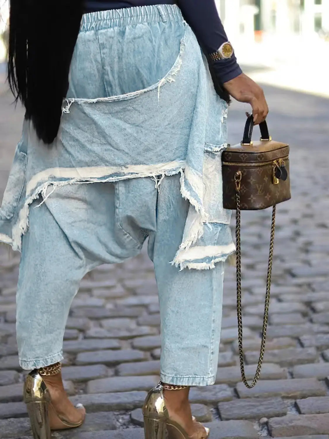 Braune Louis-Vuitton-Speedy-30-Handtasche mit goldfarbenen Beschlägen und Kettenriemen, kombiniert mit bestickten Patchwork-Jeans-Haremshosen