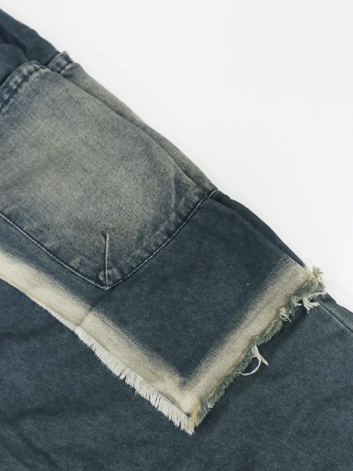 Dunkel gewaschene, abgenutzte Patchwork-Jeans-Haremshosen mit ausgefranstem Saum und verblassten Details.