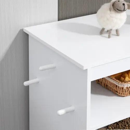 Station d’alimentation pour animaux en bois blanc avec trois poignées cylindriques et une étagère supérieure supportant un jouet en peluche représentant un mouton pour le rangement de la nourriture pour chien.