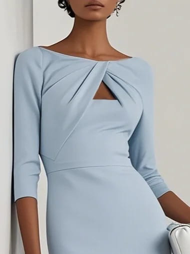 Robe midi bleu clair élégante cintrée à encolure nouée, avec une encolure drapée et des manches trois-quarts, dans une conception ajustée.