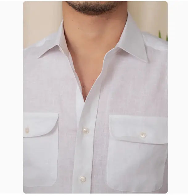 camisa informal de manga larga de lino blanco con dos bolsillos frontales en el pecho y botones con aspecto perlado.