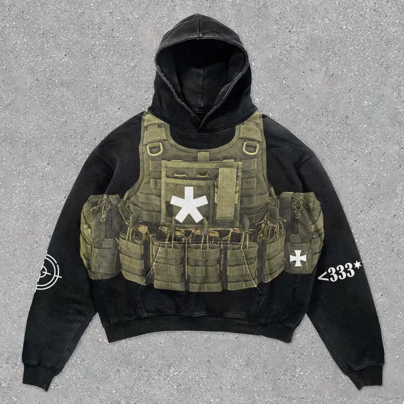 Sweat à capuche oversize de style streetwear à imprimé graphique rétro 3D pour hommes, de couleur noire, présentant un graphisme de gilet tactique olive détaillé avec des symboles de croix médicale blancs et un texte d’aspect brodé sur les manches.