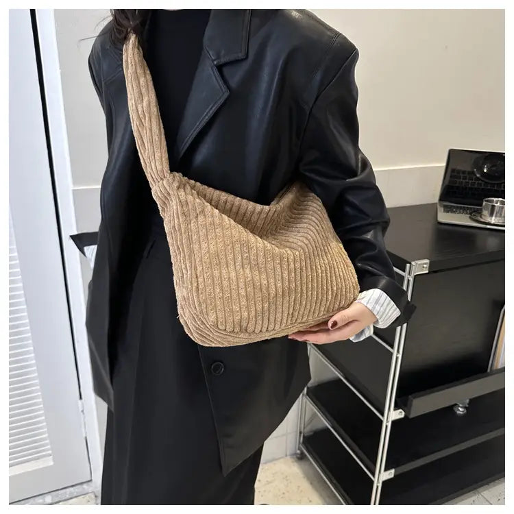 Beiger Corduroy-Schulterbeutel mit Schlupfdesign und passendem, geripptem Träger für minimalistisches Streetwear.