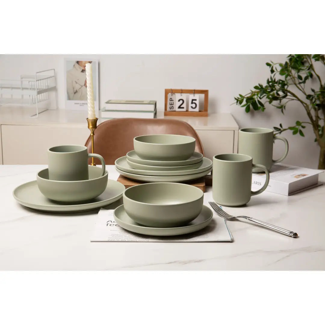 ensemble de vaisselle en grès cérame vert sauge atténué, 12 pièces, au design minimaliste et à la finition mate, pour trois personnes.