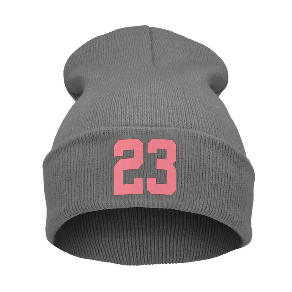 Bonnet en maille gris avec numéro 23 brodé en rose sur le devant, issu de la collection de bonnets en maille brodés « Number 23 ».