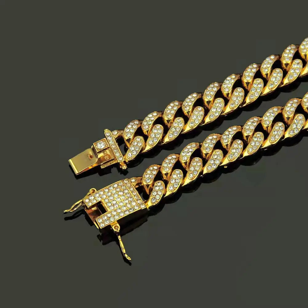 collier pour animal en chaîne cubaine dorée « glacé », orné de nombreuses pierres claires étincelantes sur chaque segment de chaîne et sur le fermoir