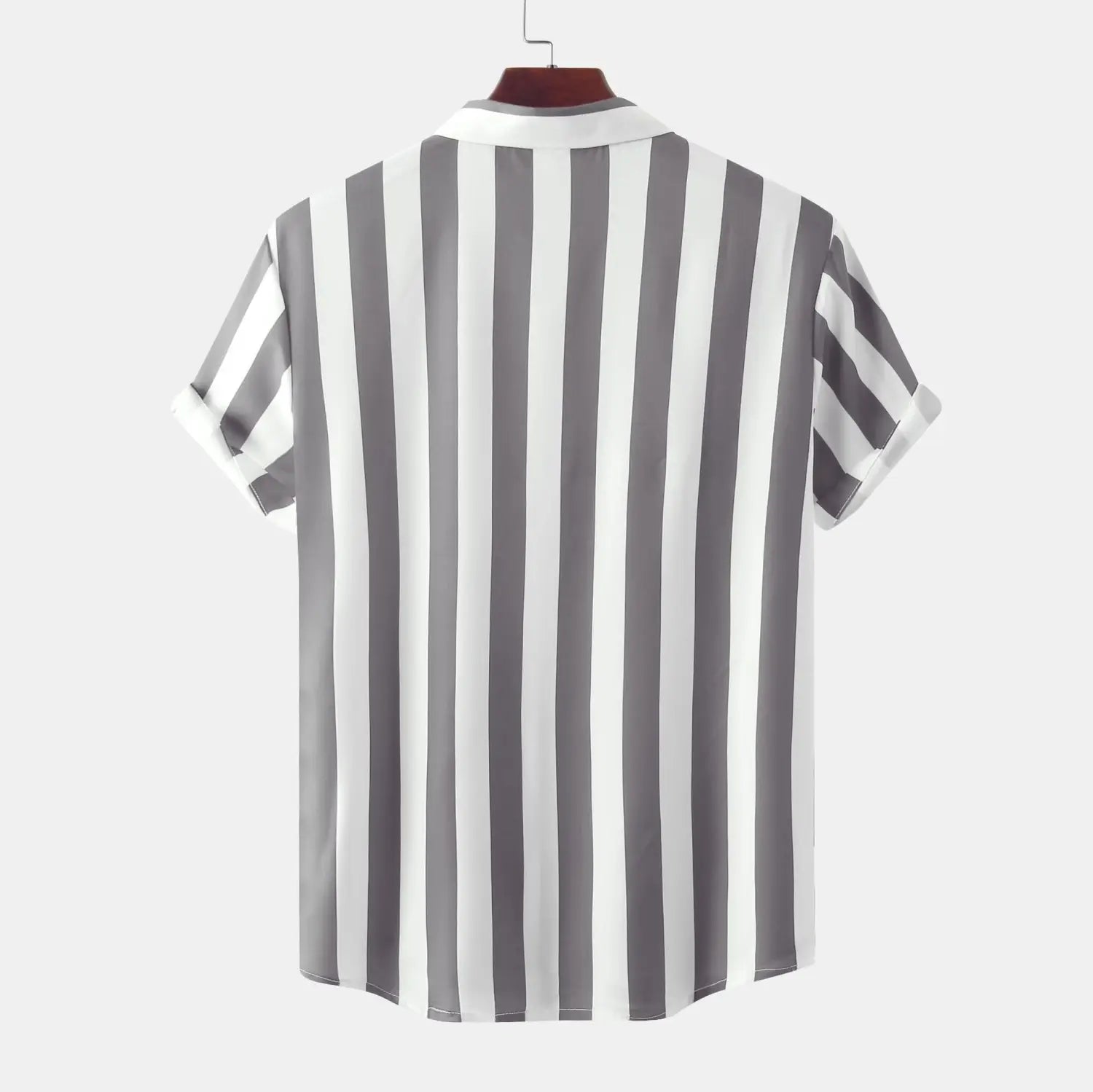 Chemise pour homme à rayures, à manches courtes, boutonnée sur le devant, présentant des rayures verticales dans des tons de gris et de blanc, exposée sur un cintre en bois.