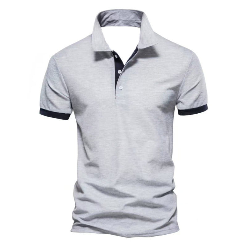 Hellgraues Herren-Poloshirt mit Farbblock-Kurzarm mit schwarzem Besatz am Kragen und an den Ärmelabschlüssen sowie klassischer Knopfleiste vorne.