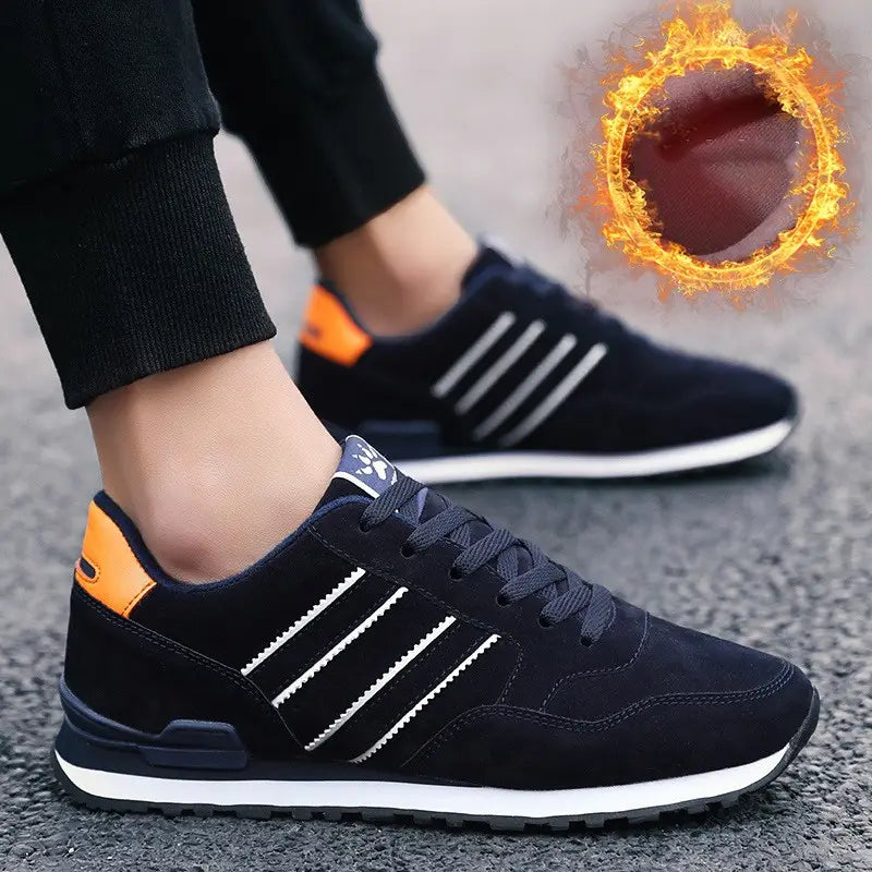 Baskets de mode athlétiques en daim pour hommes en noir, avec des rayures blanches et des touches de couleur orange au talon, fabriquées en daim, du pointure 39 à 44.