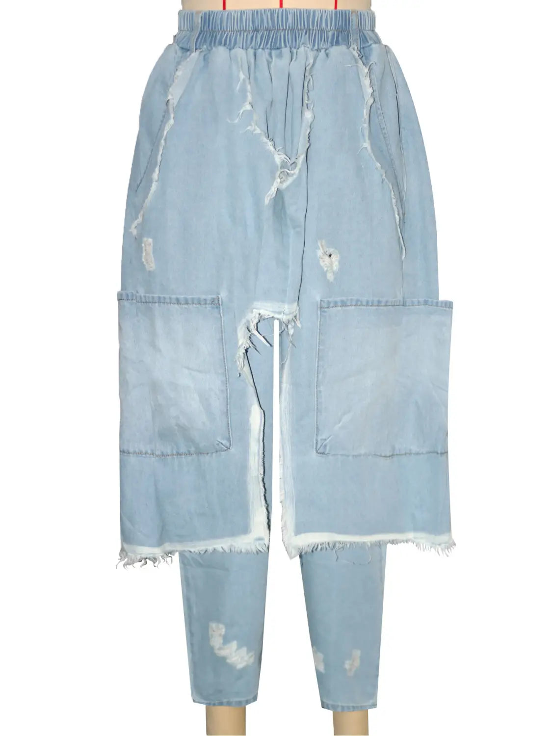 Hellblaue, abgenutzte Patchwork-Jeans-Haremshosen mit ausgefransten Kanten und großen Patch-Taschen.