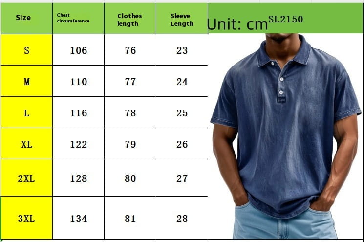 Blaue, ausgefranste Baumwoll-Poloshirt mit kurzen Ärmeln und einem Kragen aus Denim-Stoff.