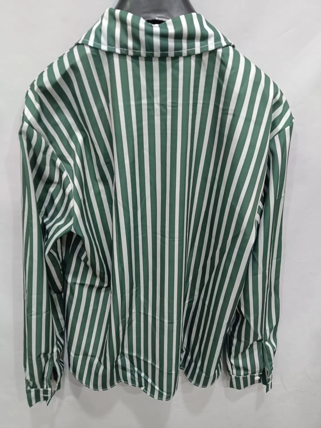 Chemise décontractée à manches longues rayée verticalement vert et blanc pour hommes, à patte boutonnée.