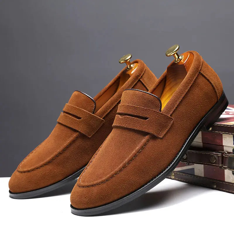 Mocassins penny en daim marron pour hommes, avec un design classique à enfiler et des surpiqûres noires, pour un port décontracté.