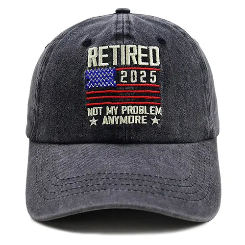 Dunkelgraue, abgegriffene Jeans-Baseballmütze mit besticktem Text „retirement 2025“ und einem Design mit amerikanischer Flagge.