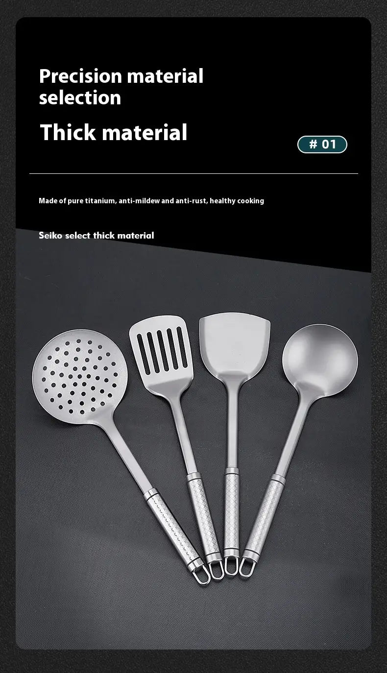 Lot de quatre spatules pour wok en titane et d’ustensiles de cuisine en acier inoxydable, à l’allure élégante, avec des poignées texturées et des extrémités en forme de boucles pour un rangement pratique par suspension.