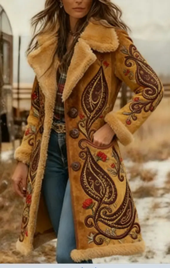 Ein beigefarbener bestickter Woll-Lammfellmantel mit filigraner braun-roter Paisleystickerei sowie einem kuscheligen Pelzbesatz am Kragen und an den Bündchen.